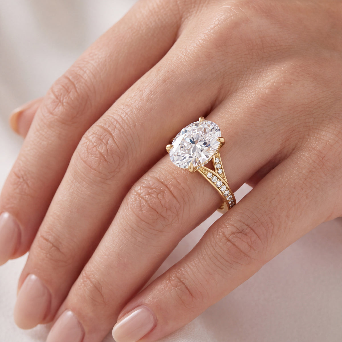 _lifestyle_image@SKU:R1027-LADO03000004Y #metal_10k-yellow-gold+origin_lab-grown+quality_g-si