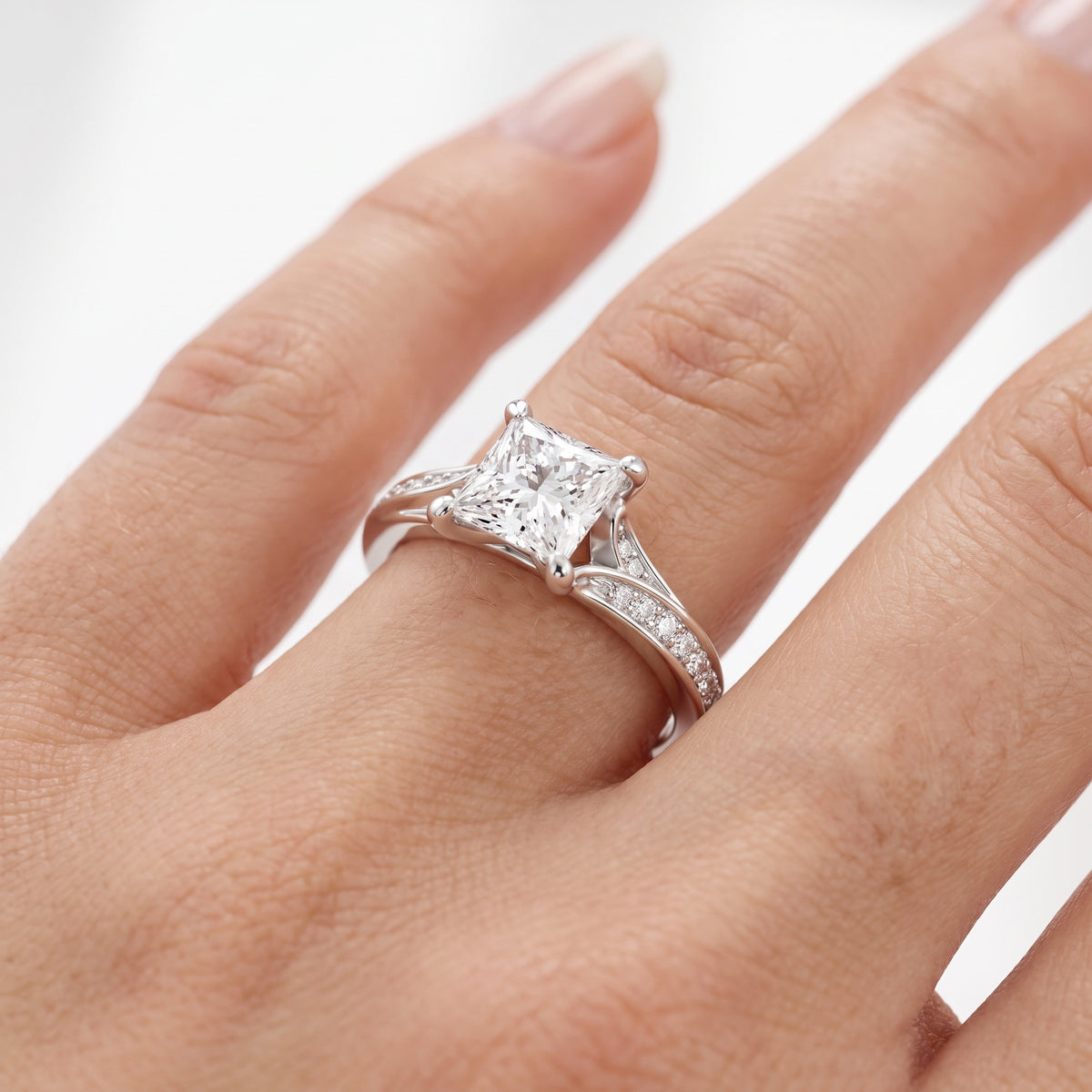 _lifestyle_image@SKU:R1027-LADP01000004W #metal_10k-white-gold+origin_lab-grown+quality_g-si
