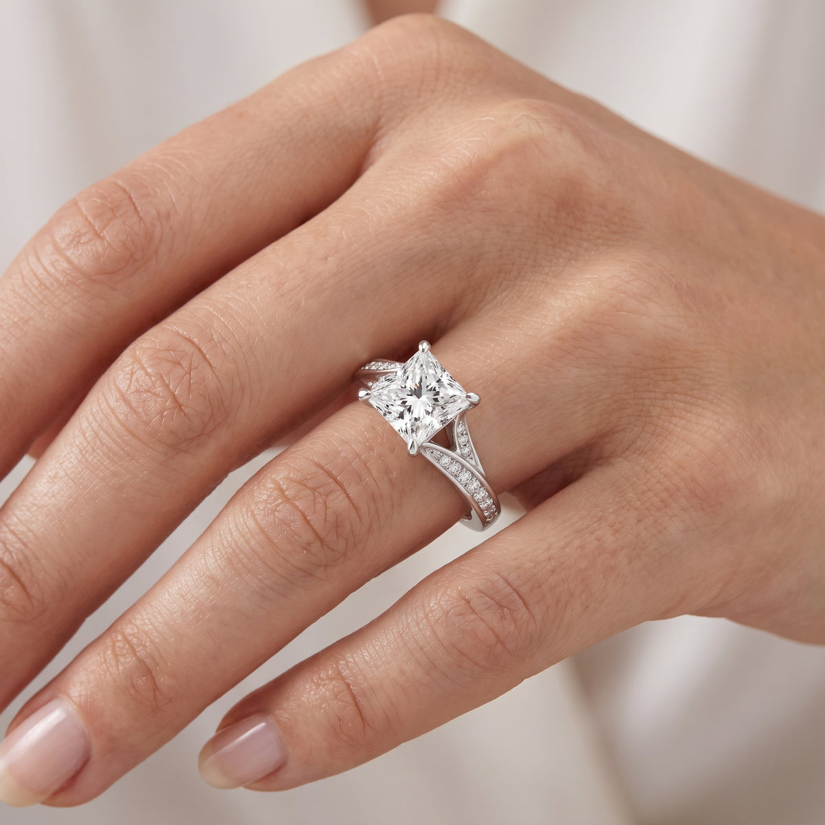 _lifestyle_image@SKU:R1027-LADP02000004W #metal_10k-white-gold+origin_lab-grown+quality_g-si