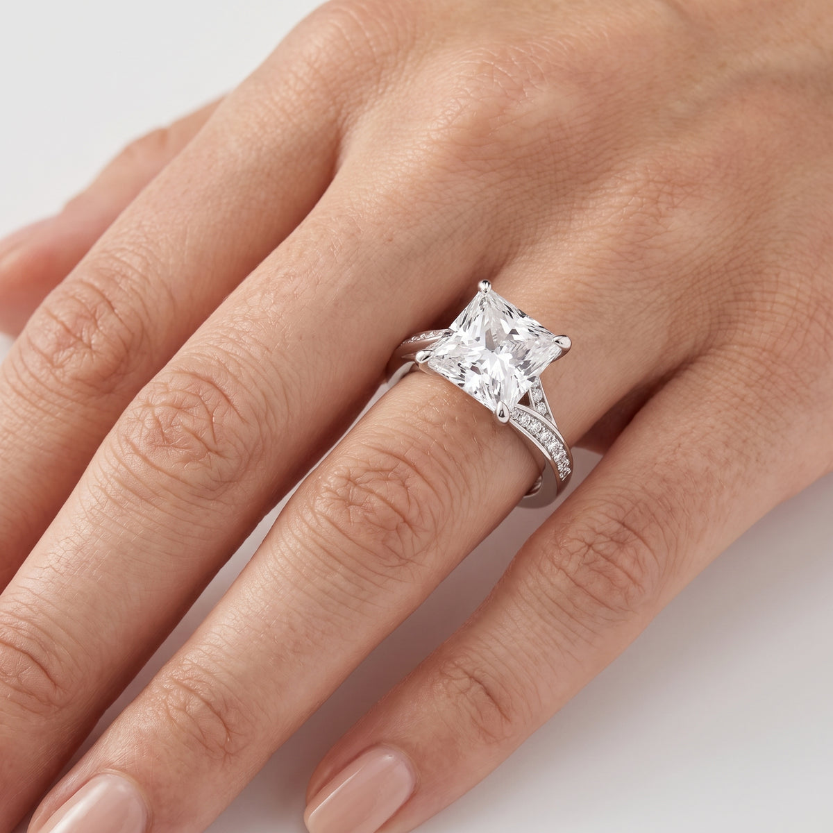 _lifestyle_image@SKU:R1027-LADP03000004W #metal_10k-white-gold+origin_lab-grown+quality_g-si