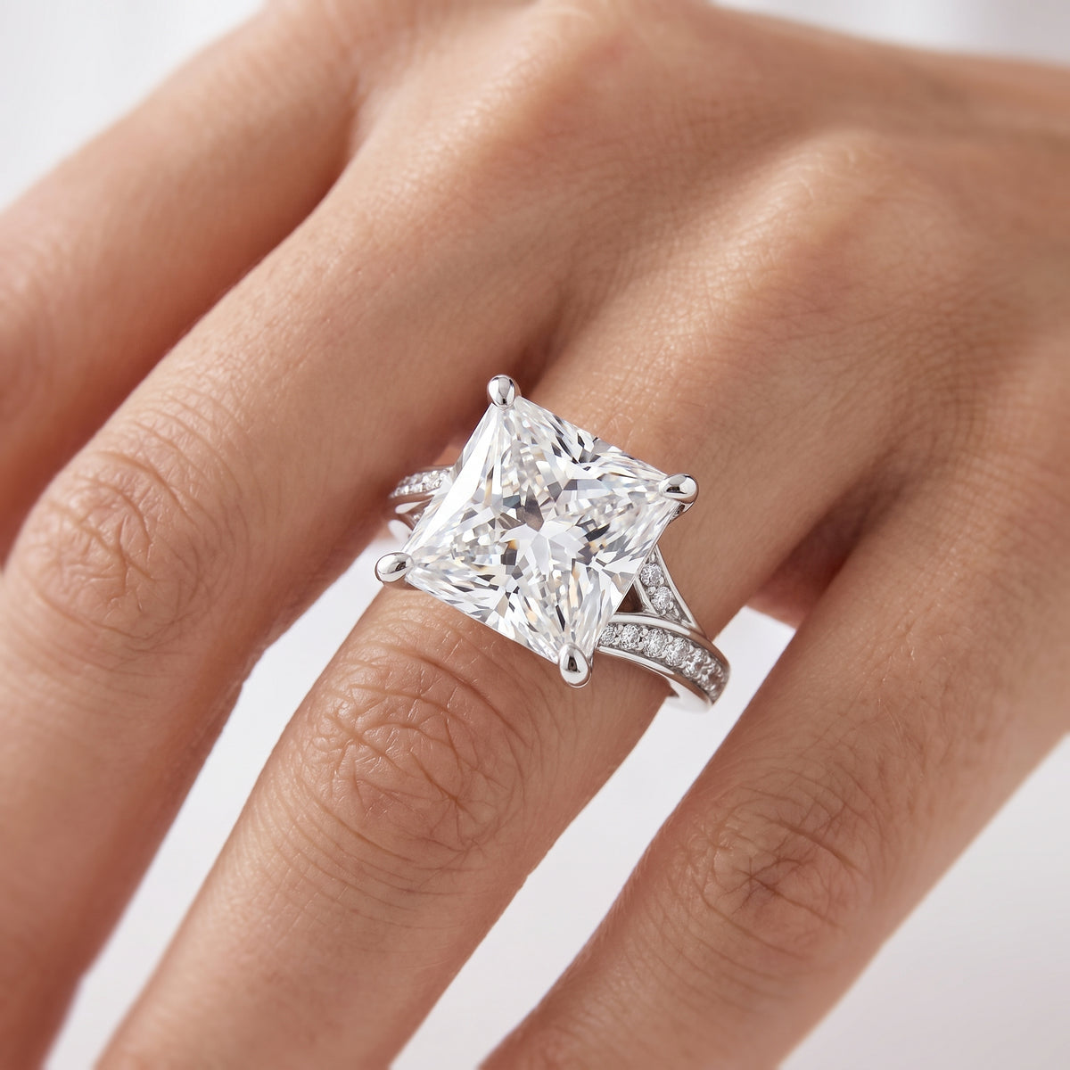 _lifestyle_image@SKU:R1027-LADP04000004W #metal_10k-white-gold+origin_lab-grown+quality_g-si