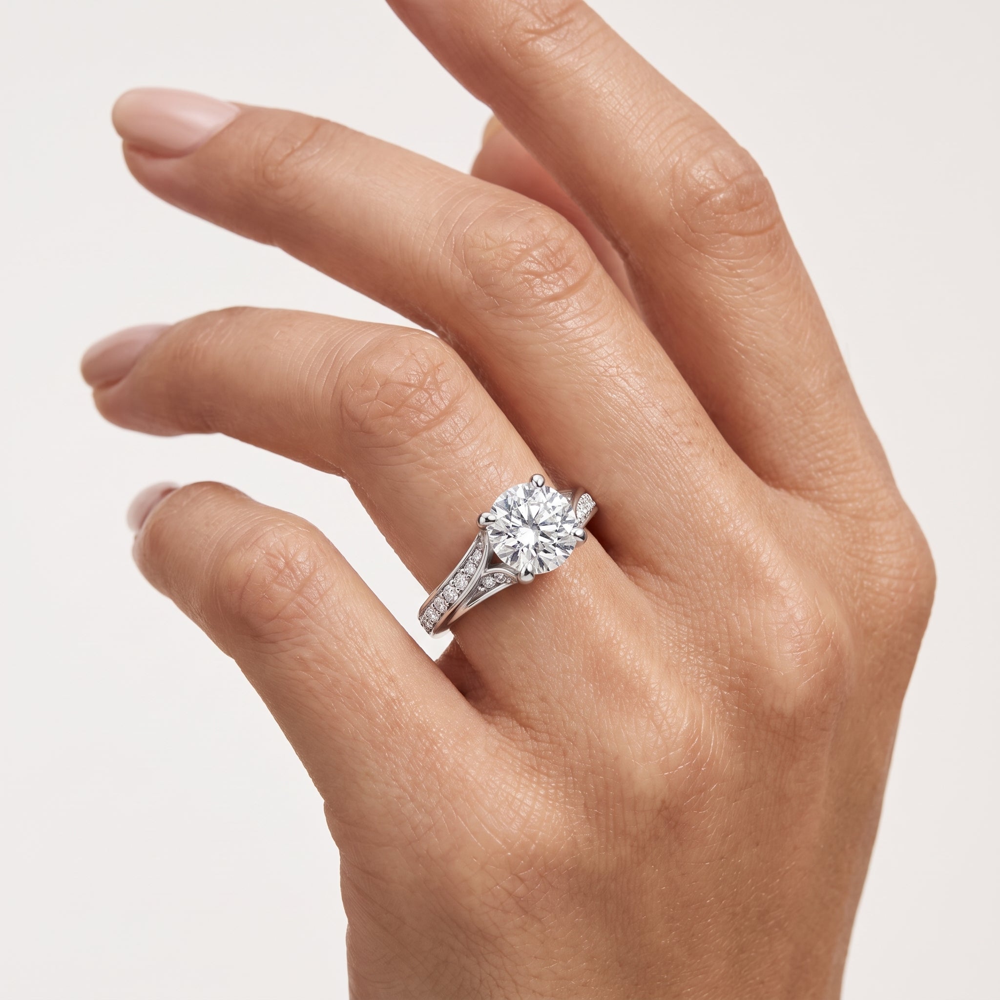 _lifestyle_image@SKU:R1027-LADR01000004W #metal_10k-white-gold+origin_lab-grown+quality_g-si