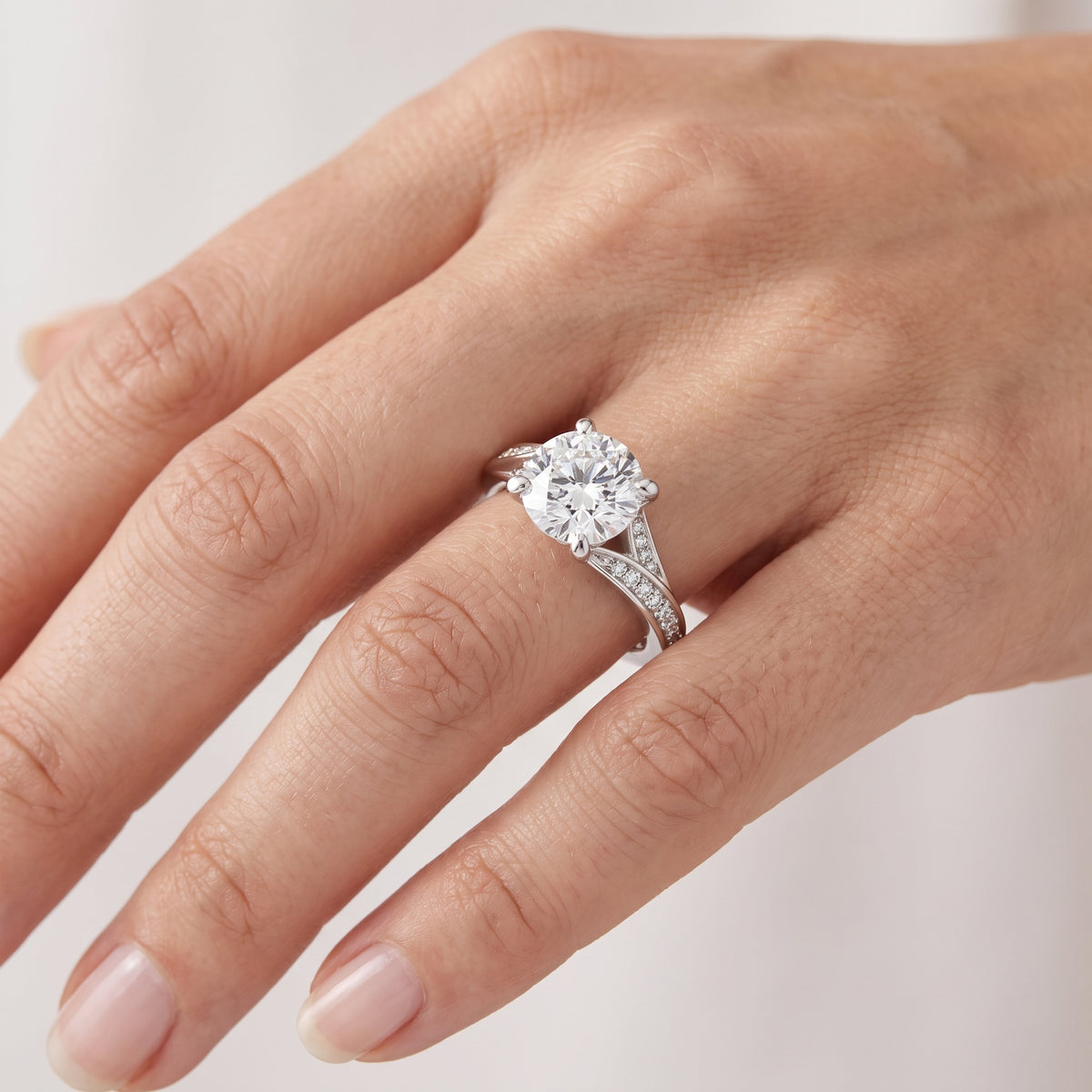 _lifestyle_image@SKU:R1027-LADR02000004W #metal_10k-white-gold+origin_lab-grown+quality_g-si