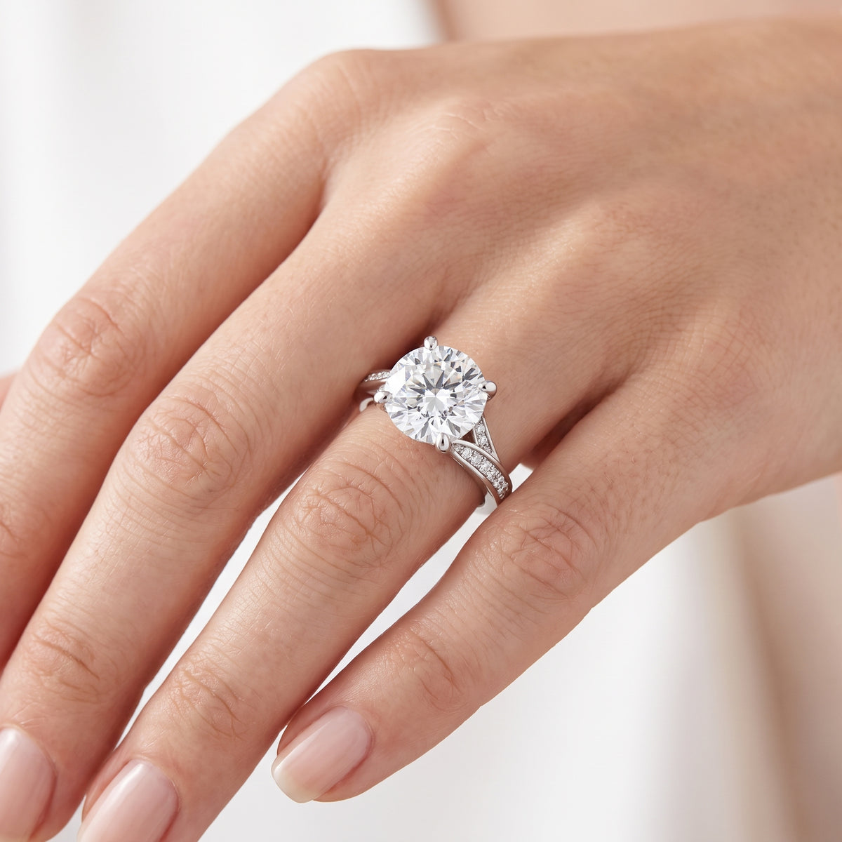 _lifestyle_image@SKU:R1027-LADR03000004W #metal_10k-white-gold+origin_lab-grown+quality_g-si