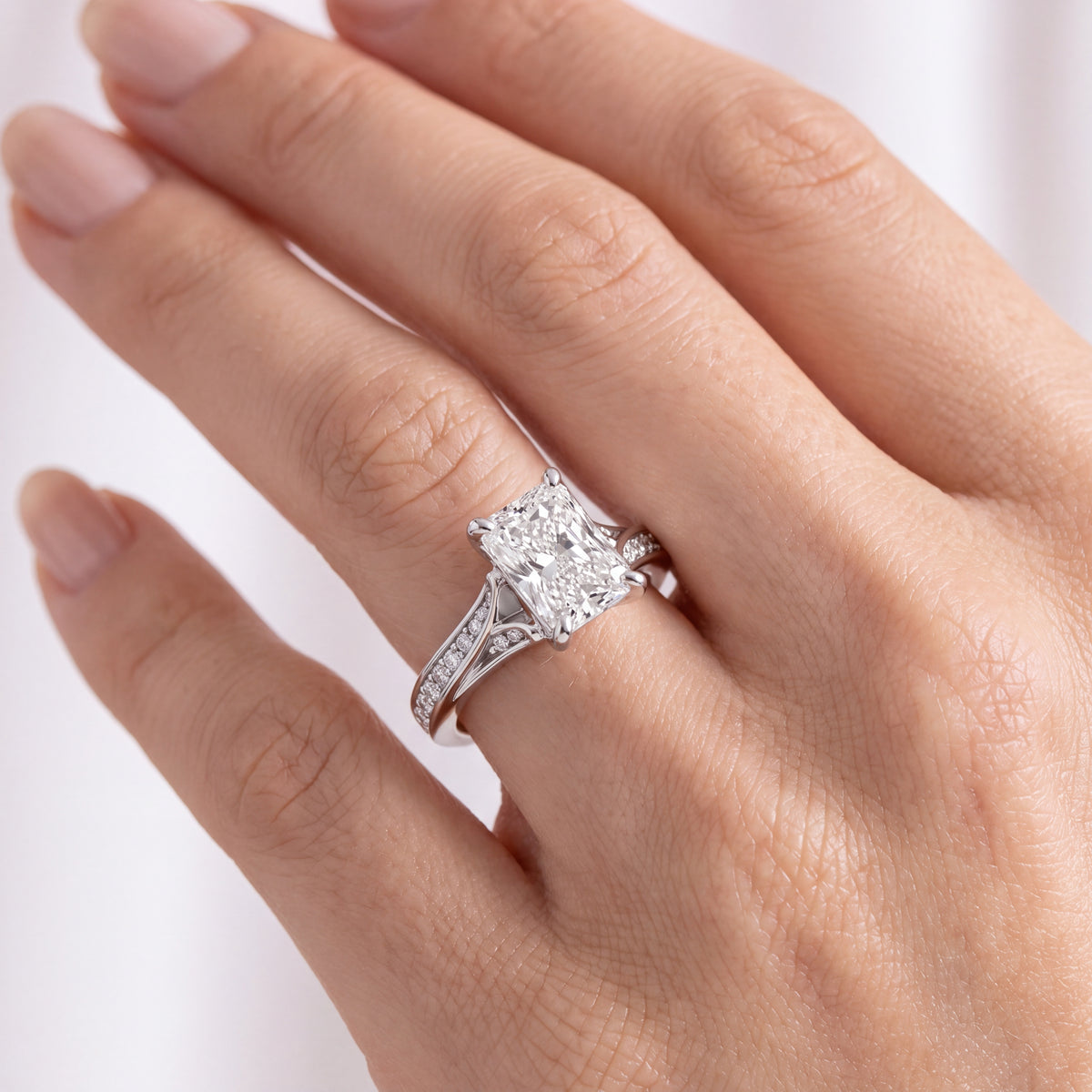 _lifestyle_image@SKU:R1027-LADT01000004W #metal_10k-white-gold+origin_lab-grown+quality_g-si