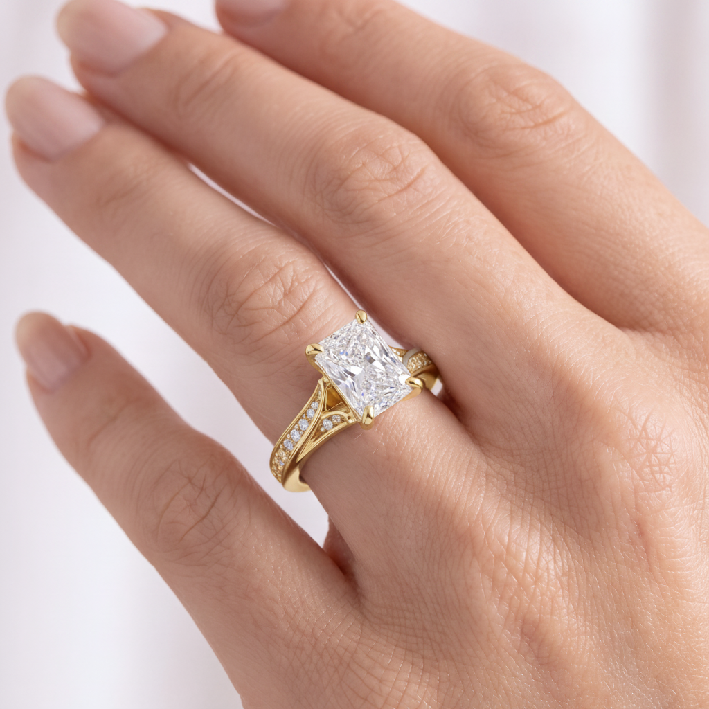 _lifestyle_image@SKU:R1027-LADT01000004Y #metal_10k-yellow-gold+origin_lab-grown+quality_g-si