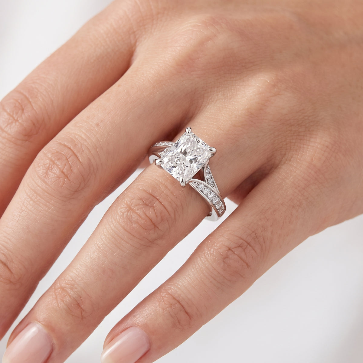 _lifestyle_image@SKU:R1027-LADT02000004W #metal_10k-white-gold+origin_lab-grown+quality_g-si