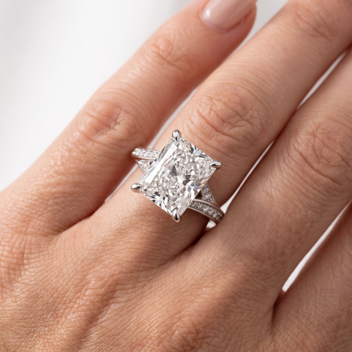 _lifestyle_image@SKU:R1027-LADT03000004W #metal_10k-white-gold+origin_lab-grown+quality_g-si