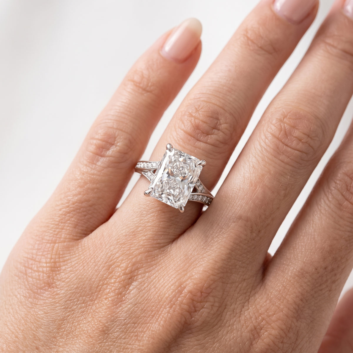 _lifestyle_image@SKU:R1027-LADT04000004W #metal_10k-white-gold+origin_lab-grown+quality_g-si