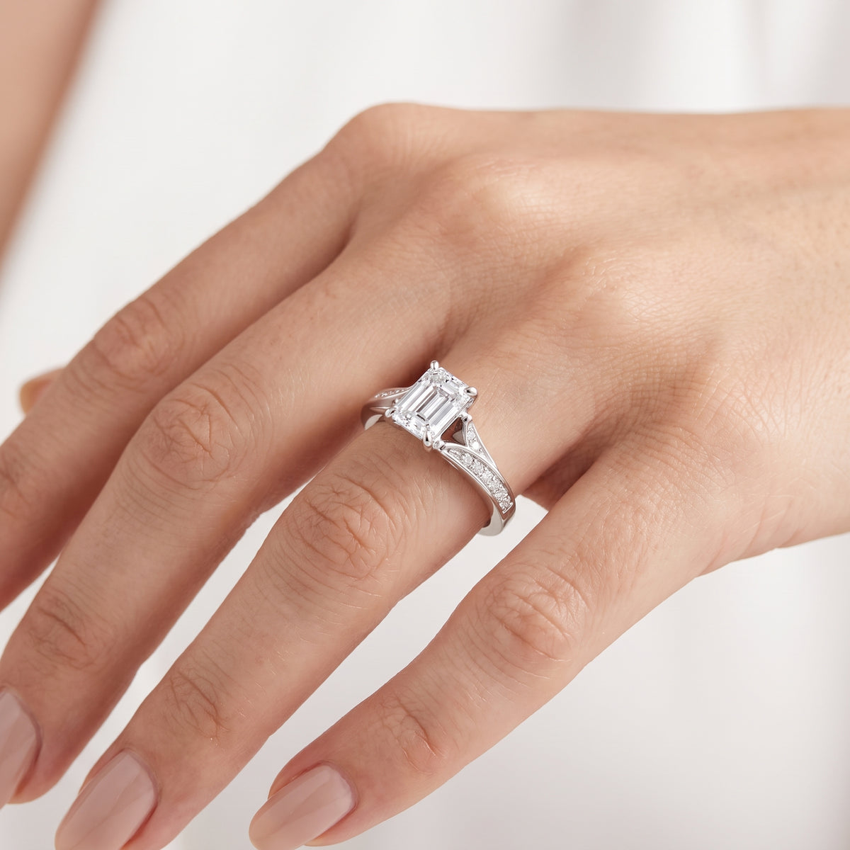 _lifestyle_image@SKU:R1027-NADE01000004W #metal_14k-white-gold+origin_lab-grown+quality_ef-vs2+