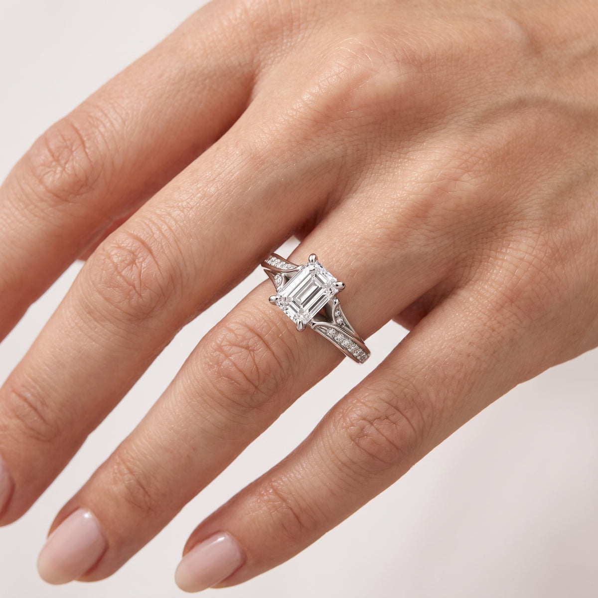 _lifestyle_image@SKU:R1027-NADE0100000PL #metal_platinum+origin_lab-grown+quality_ef-vs2+