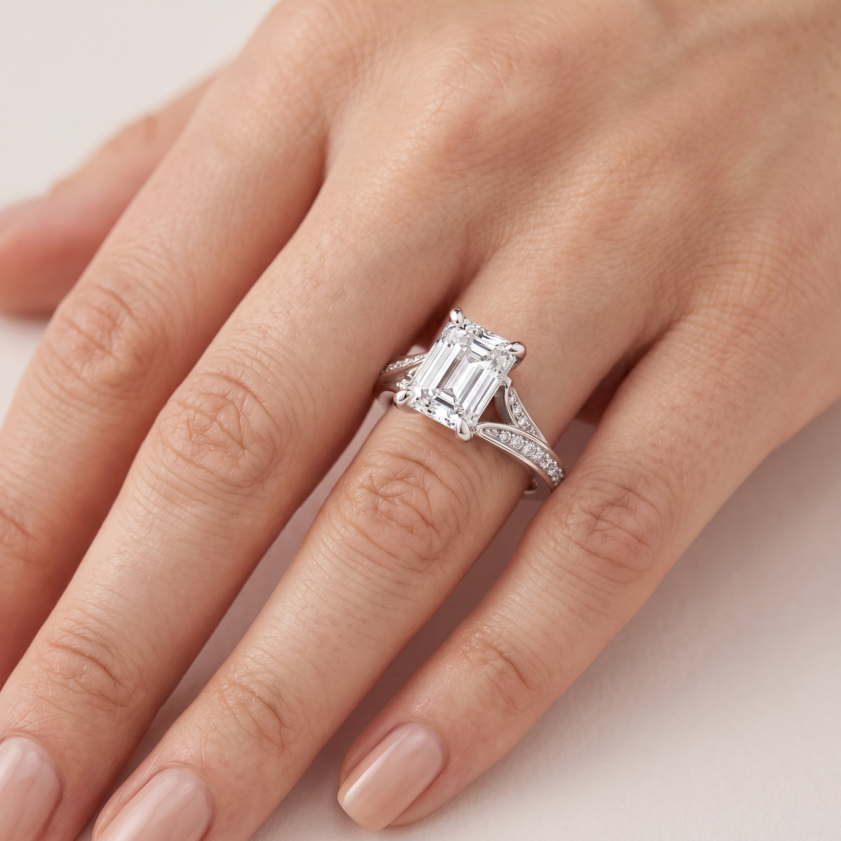 _lifestyle_image@SKU:R1027-NADE02000004W #metal_14k-white-gold+origin_lab-grown+quality_ef-vs2+