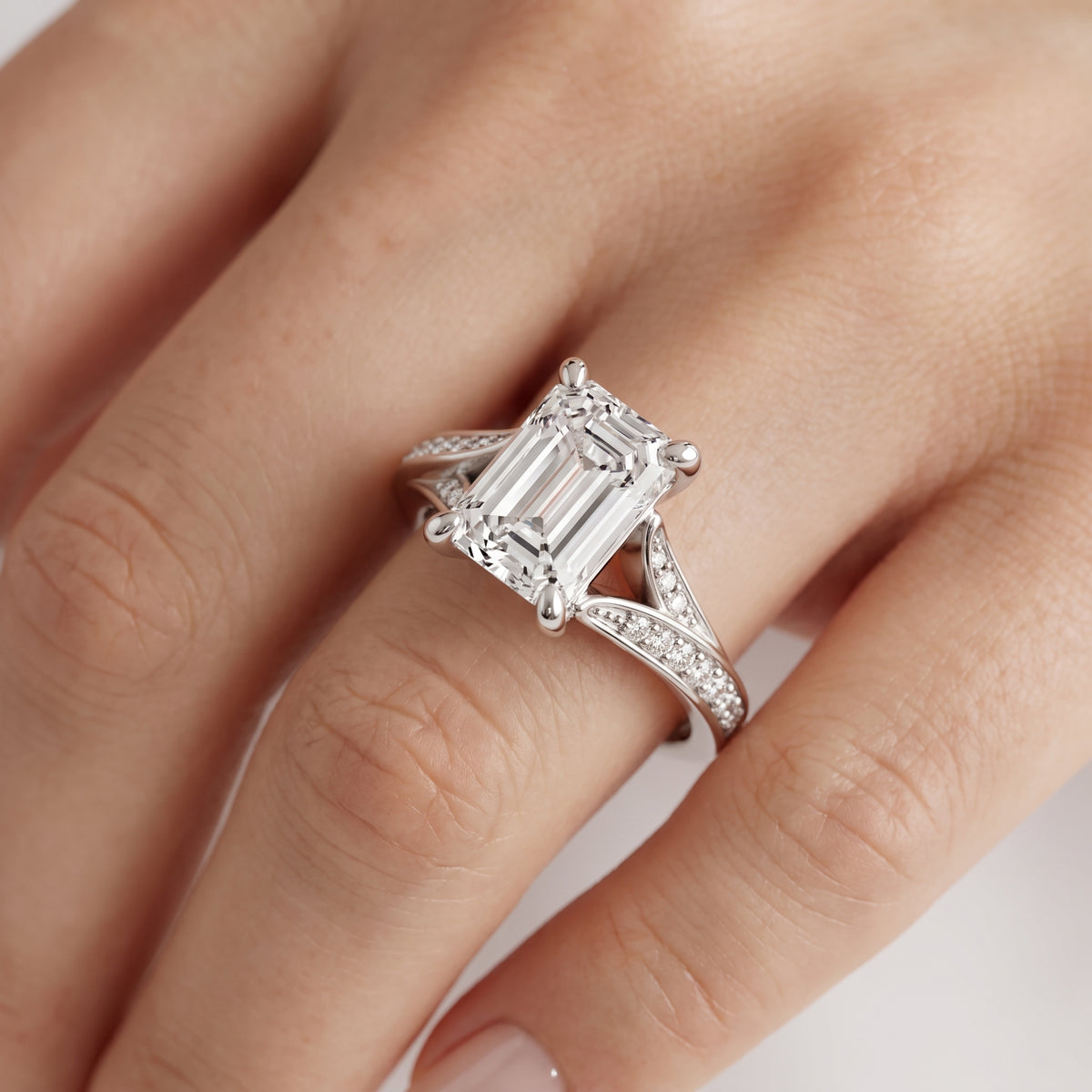 _lifestyle_image@SKU:R1027-NADE0200000PL #metal_platinum+origin_lab-grown+quality_ef-vs2+