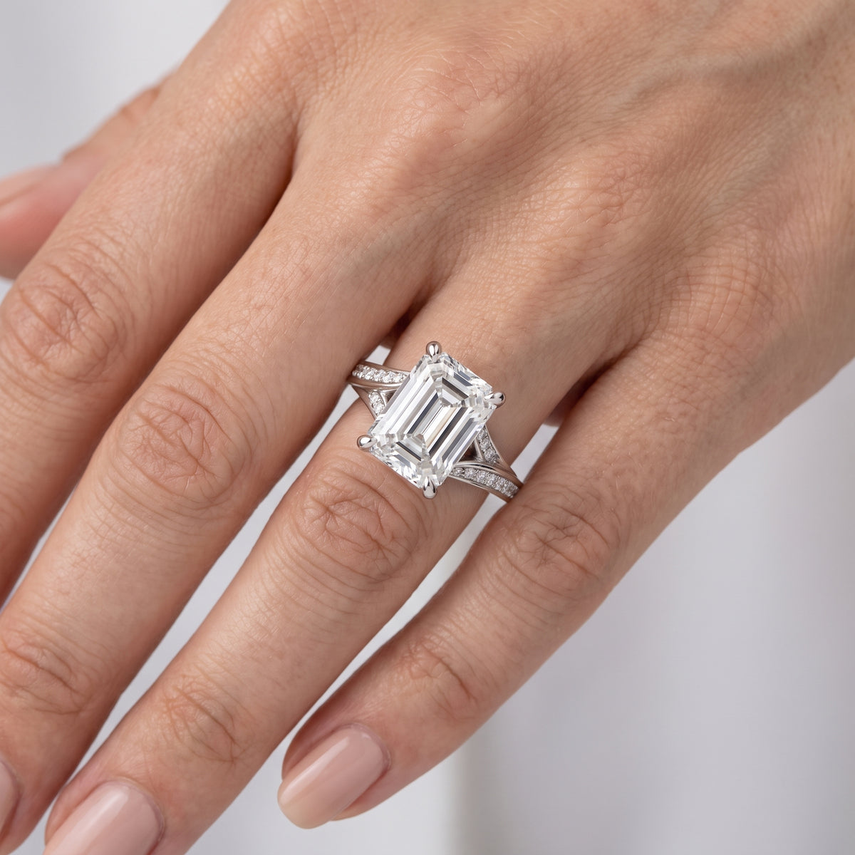 _lifestyle_image@SKU:R1027-NADE03000004W #metal_14k-white-gold+origin_lab-grown+quality_ef-vs2+