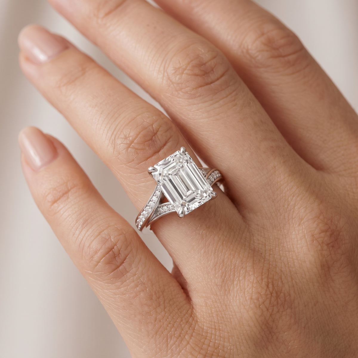 _lifestyle_image@SKU:R1027-NADE0300000PL #metal_platinum+origin_lab-grown+quality_ef-vs2+
