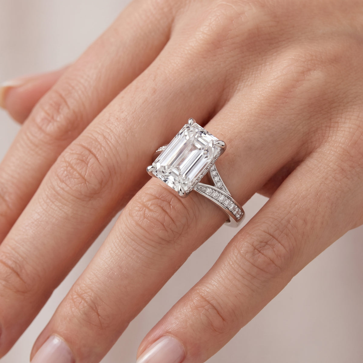 _lifestyle_image@SKU:R1027-NADE04000004W #metal_14k-white-gold+origin_lab-grown+quality_ef-vs2+