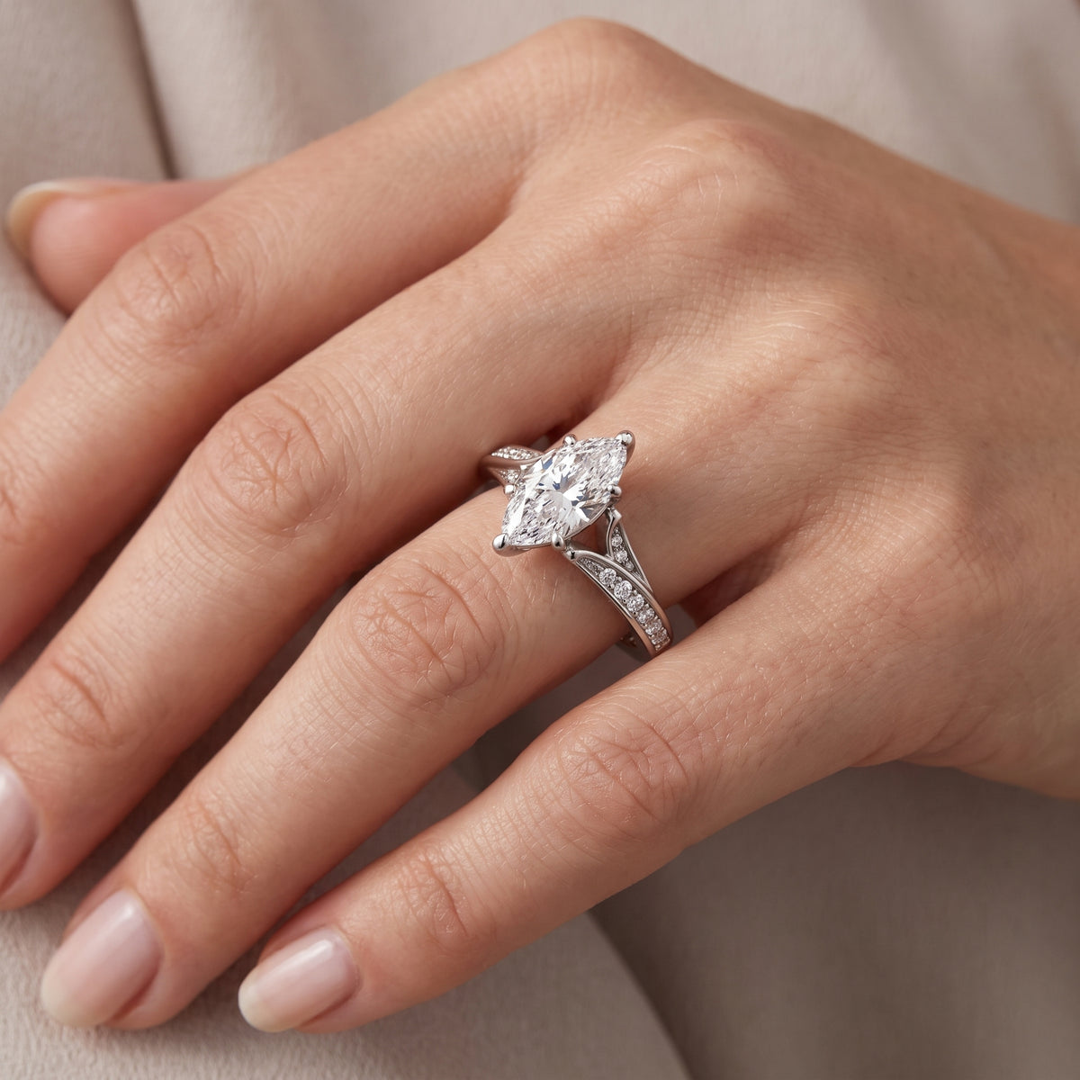 _lifestyle_image@SKU:R1027-NADM0100000PL #metal_platinum+origin_lab-grown+quality_ef-vs2+