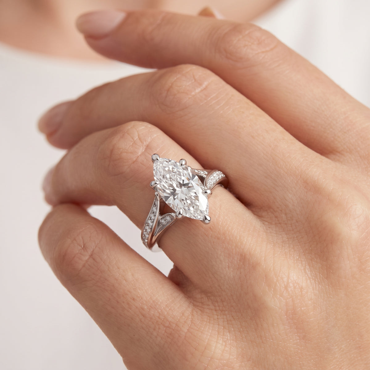 _lifestyle_image@SKU:R1027-NADM02000004W #metal_14k-white-gold+origin_lab-grown+quality_ef-vs2+