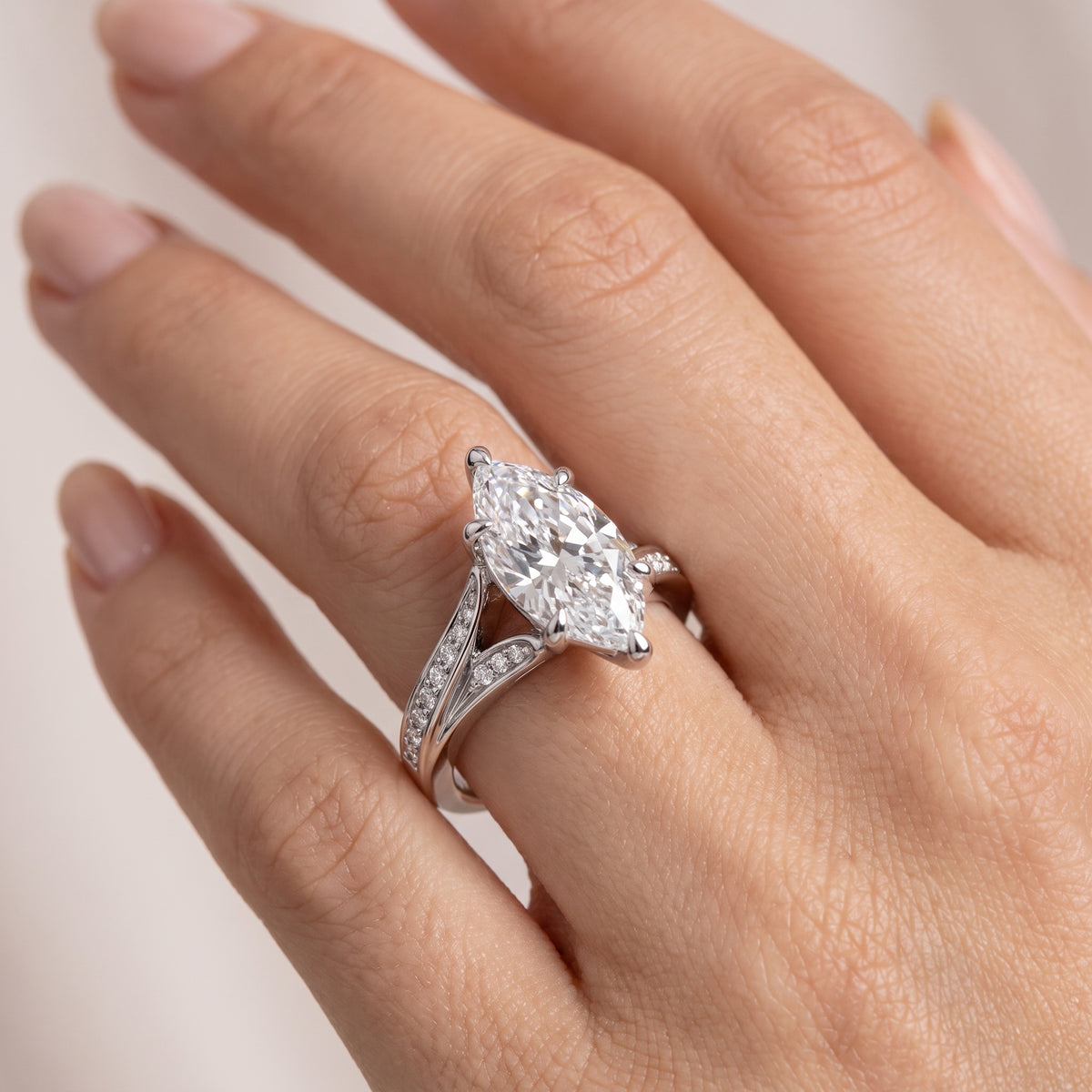 _lifestyle_image@SKU:R1027-NADM0300000PL #metal_platinum+origin_lab-grown+quality_ef-vs2+