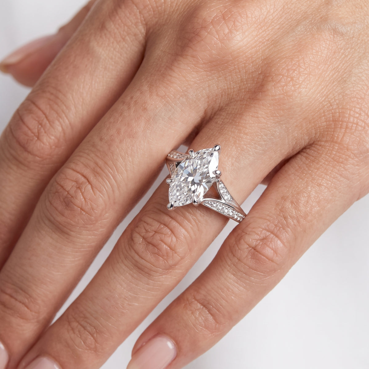 _lifestyle_image@SKU:R1027-NADM04000004W #metal_14k-white-gold+origin_lab-grown+quality_ef-vs2+