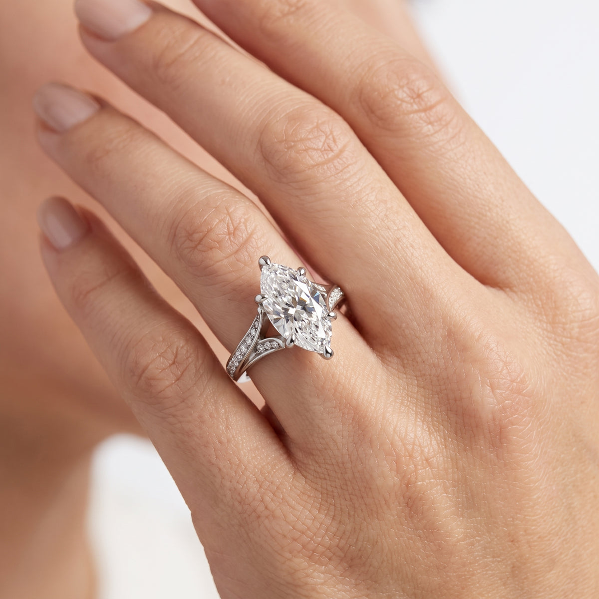 _lifestyle_image@SKU:R1027-NADM0400000PL #metal_platinum+origin_lab-grown+quality_ef-vs2+