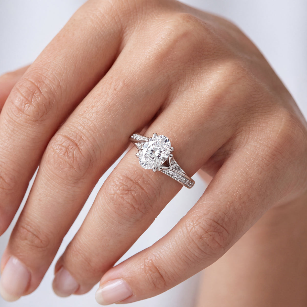 _lifestyle_image@SKU:R1027-NADO01000004W #metal_14k-white-gold+origin_lab-grown+quality_ef-vs2+