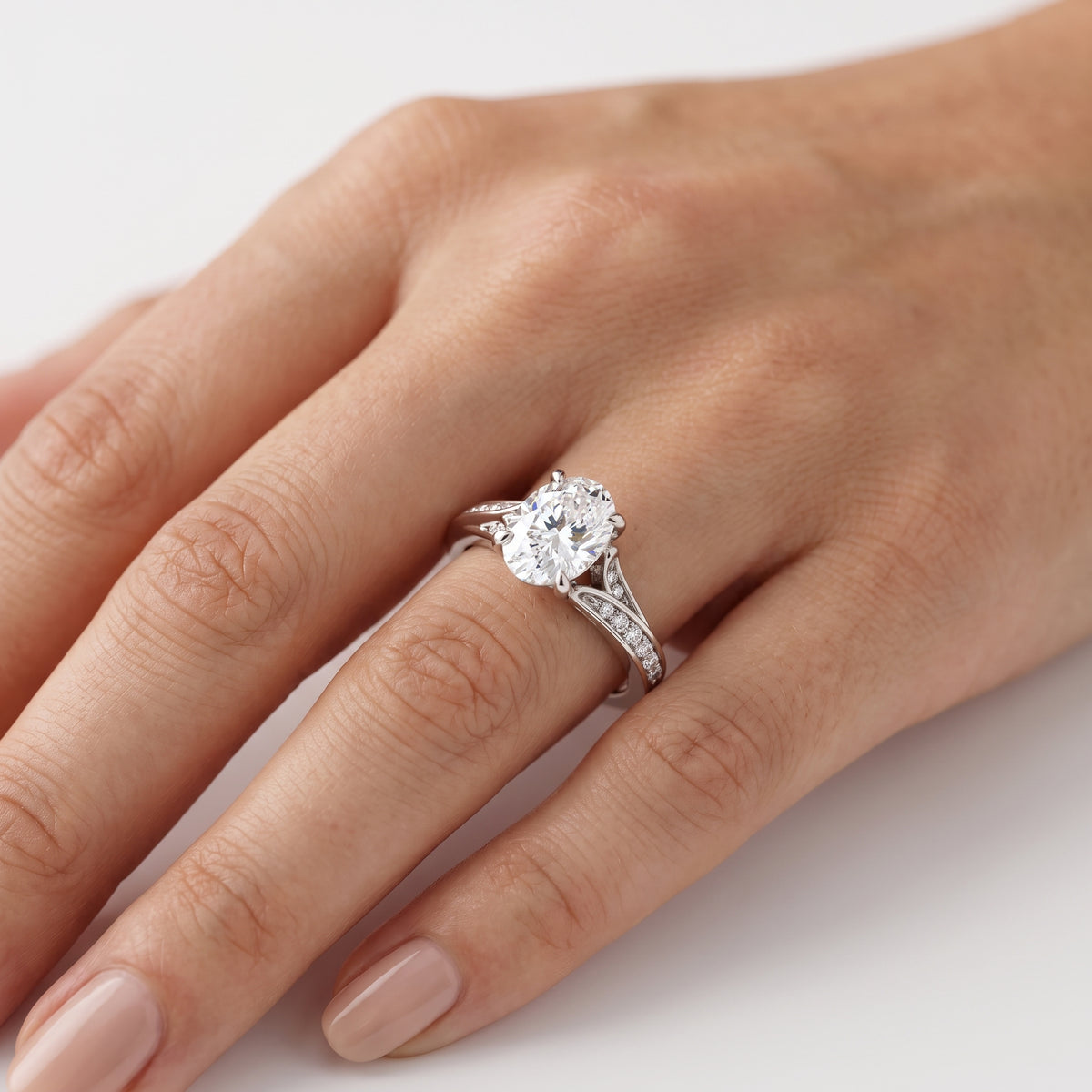 _lifestyle_image@SKU:R1027-NADO0100000PL #metal_platinum+origin_lab-grown+quality_ef-vs2+