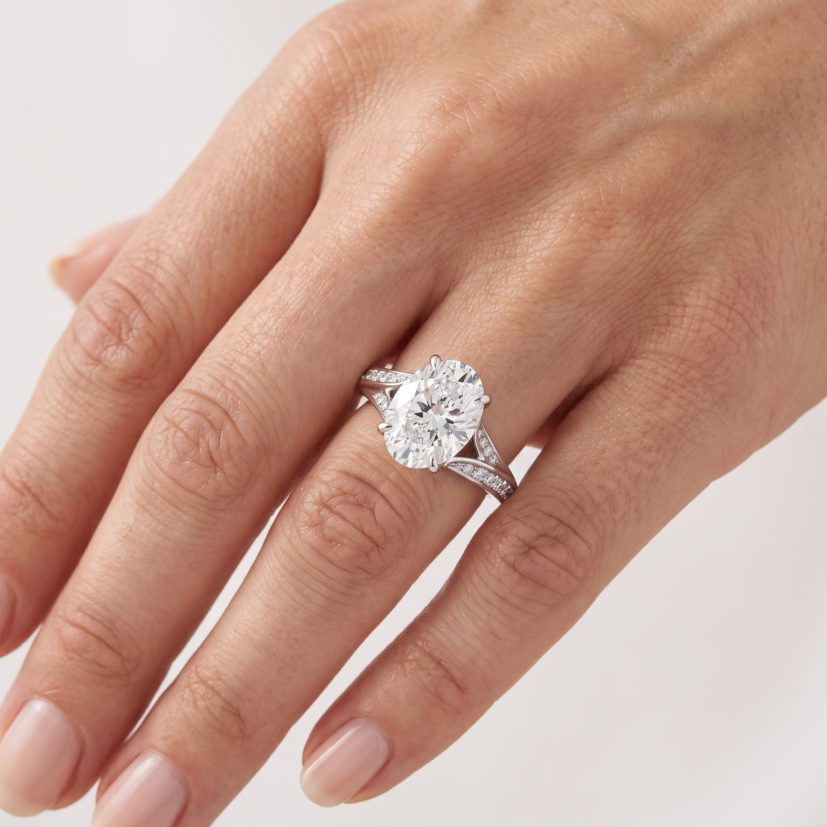 _lifestyle_image@SKU:R1027-NADO0200000PL #metal_platinum+origin_lab-grown+quality_ef-vs2+