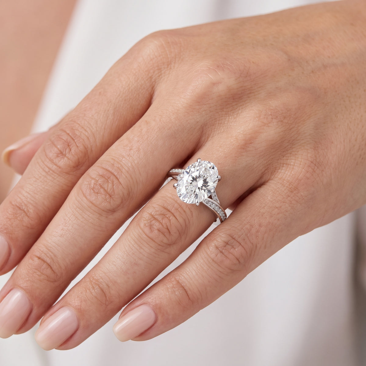 _lifestyle_image@SKU:R1027-NADO03000004W #metal_14k-white-gold+origin_lab-grown+quality_ef-vs2+