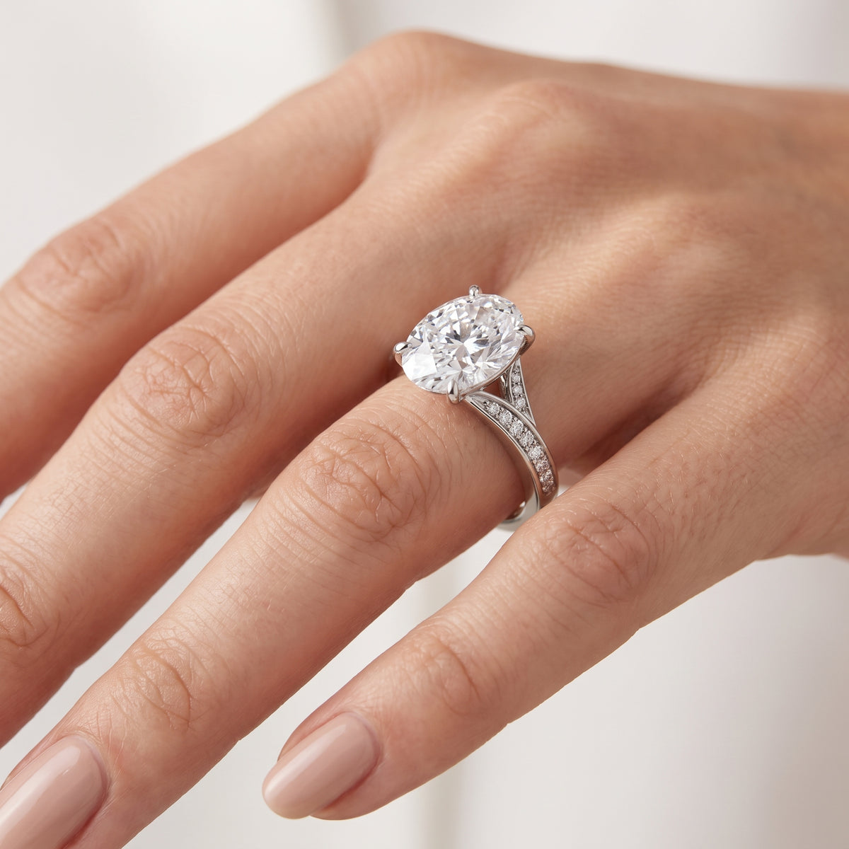 _lifestyle_image@SKU:R1027-NADO0300000PL #metal_platinum+origin_lab-grown+quality_ef-vs2+