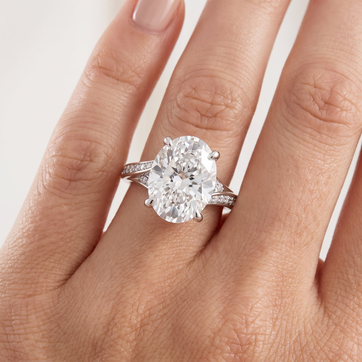 _lifestyle_image@SKU:R1027-NADO04000004W #metal_14k-white-gold+origin_lab-grown+quality_ef-vs2+