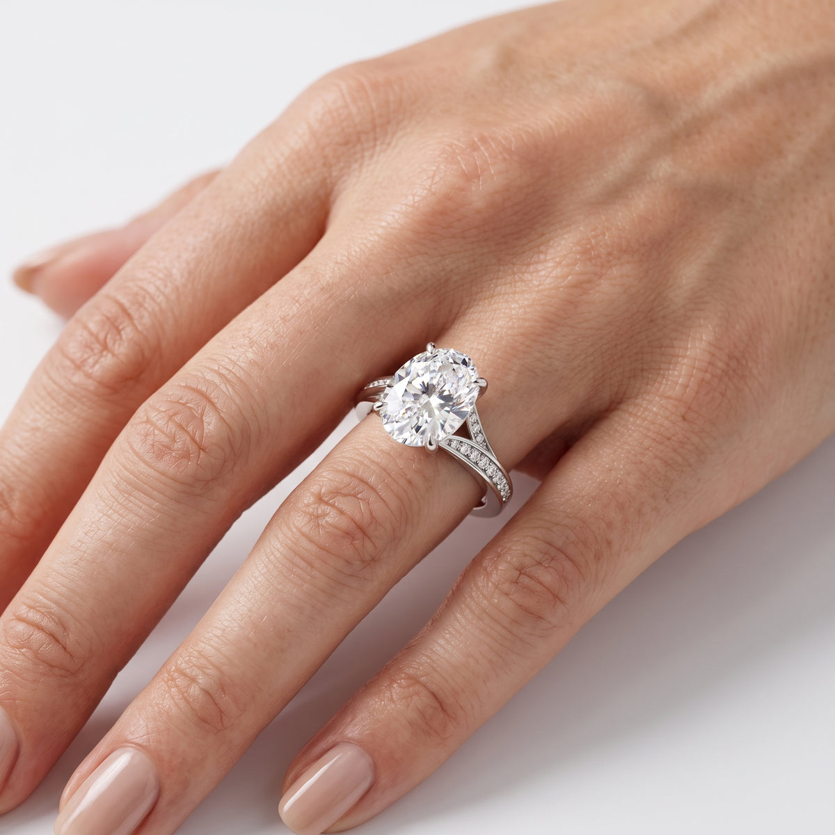 _lifestyle_image@SKU:R1027-NADO0400000PL #metal_platinum+origin_lab-grown+quality_ef-vs2+