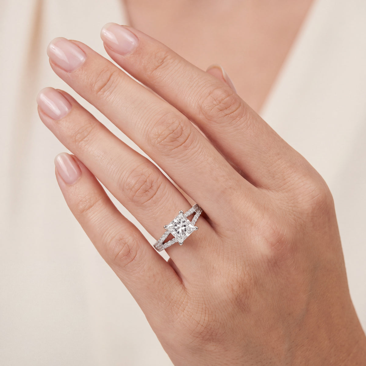 _lifestyle_image@SKU:R1027-NADP01000004W #metal_14k-white-gold+origin_lab-grown+quality_ef-vs2+