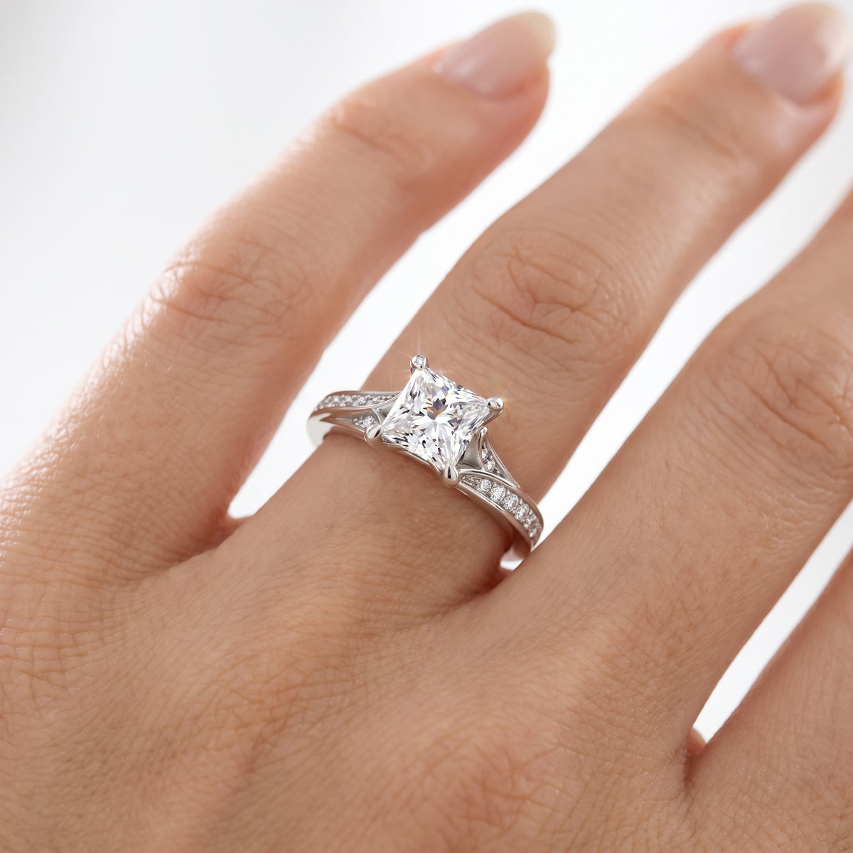 _lifestyle_image@SKU:R1027-NADP0100000PL #metal_platinum+origin_lab-grown+quality_ef-vs2+