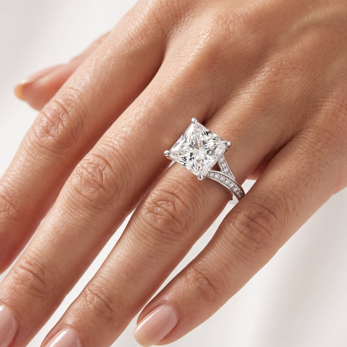 _lifestyle_image@SKU:R1027-NADP0300000PL #metal_platinum+origin_lab-grown+quality_ef-vs2+
