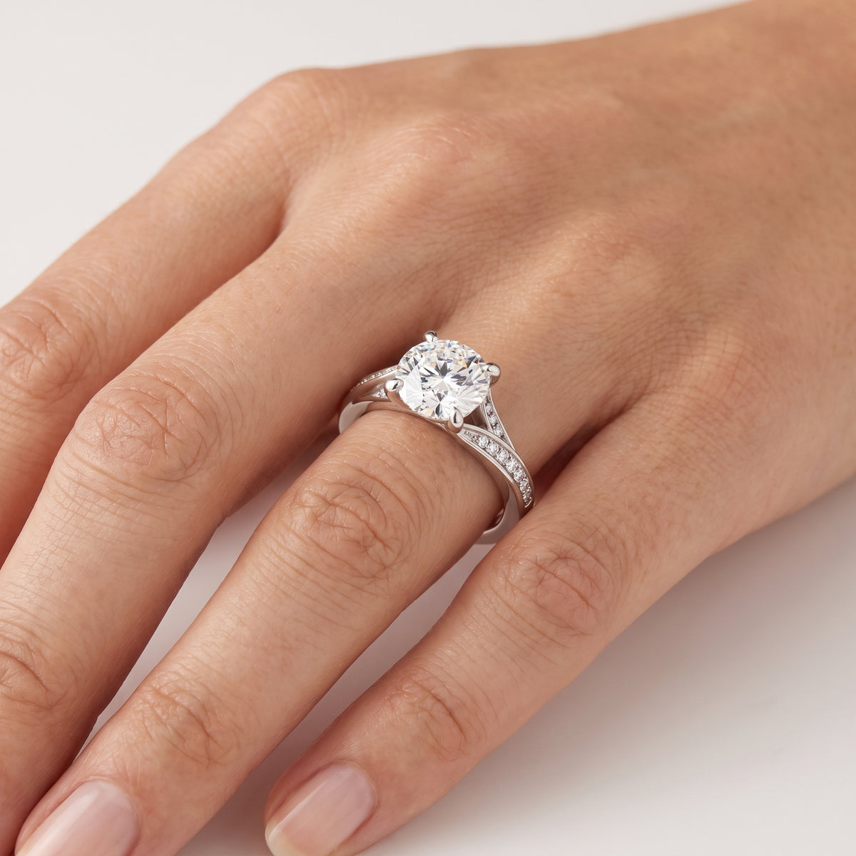 _lifestyle_image@SKU:R1027-NADR0200000PL #metal_platinum+origin_lab-grown+quality_ef-vs2+
