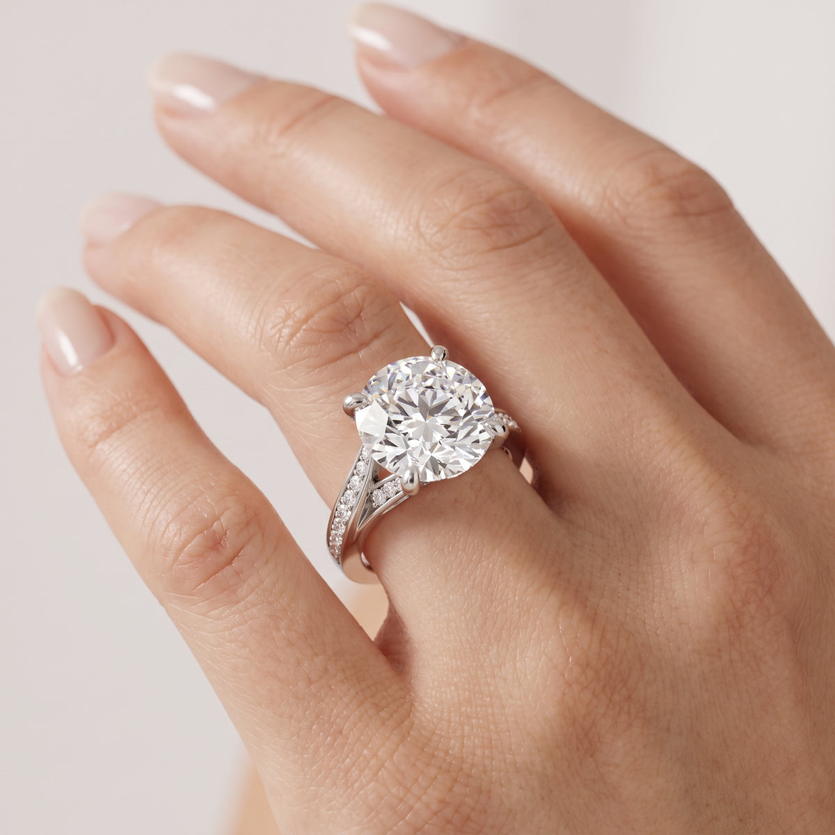 _lifestyle_image@SKU:R1027-NADR0300000PL #metal_platinum+origin_lab-grown+quality_ef-vs2+