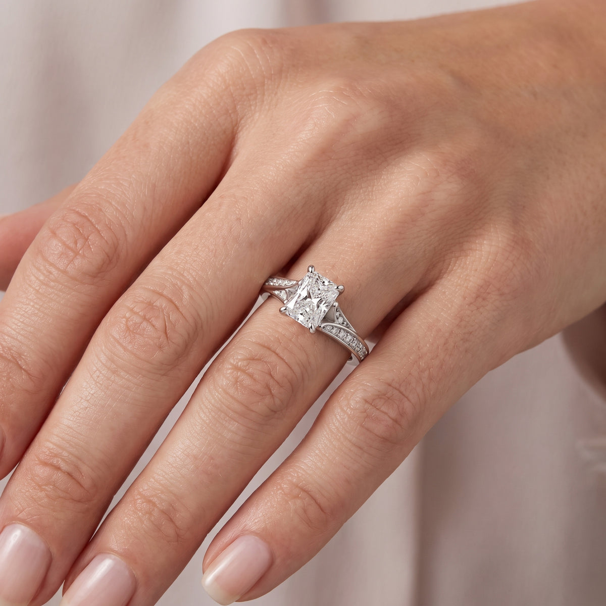 _lifestyle_image@SKU:R1027-NADT01000004W #metal_14k-white-gold+origin_lab-grown+quality_ef-vs2+