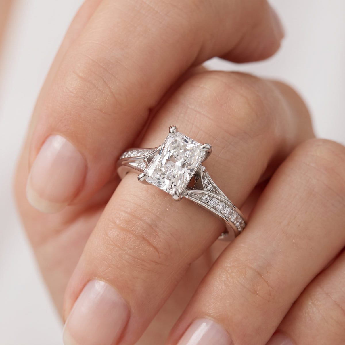 _lifestyle_image@SKU:R1027-NADT0100000PL #metal_platinum+origin_lab-grown+quality_ef-vs2+