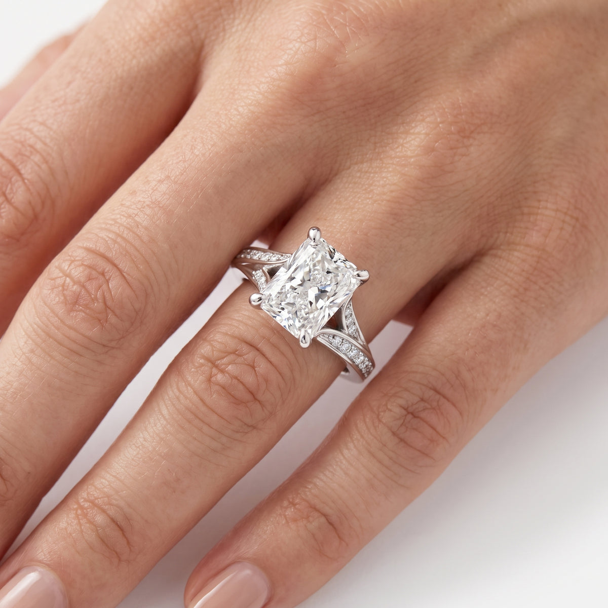 _lifestyle_image@SKU:R1027-NADT02000004W #metal_14k-white-gold+origin_lab-grown+quality_ef-vs2+