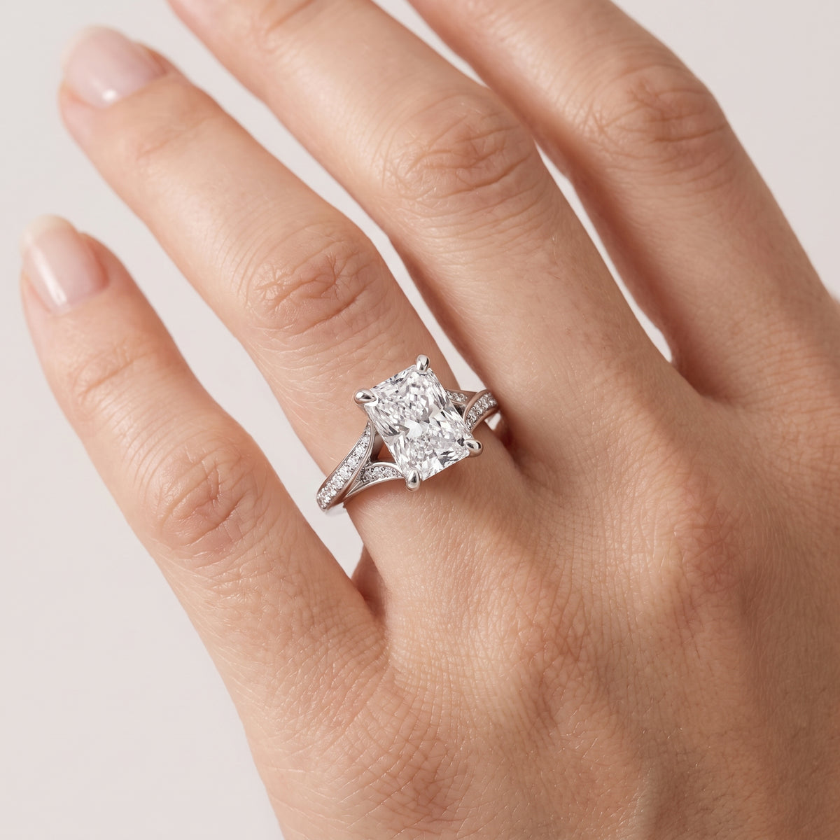 _lifestyle_image@SKU:R1027-NADT0200000PL #metal_platinum+origin_lab-grown+quality_ef-vs2+