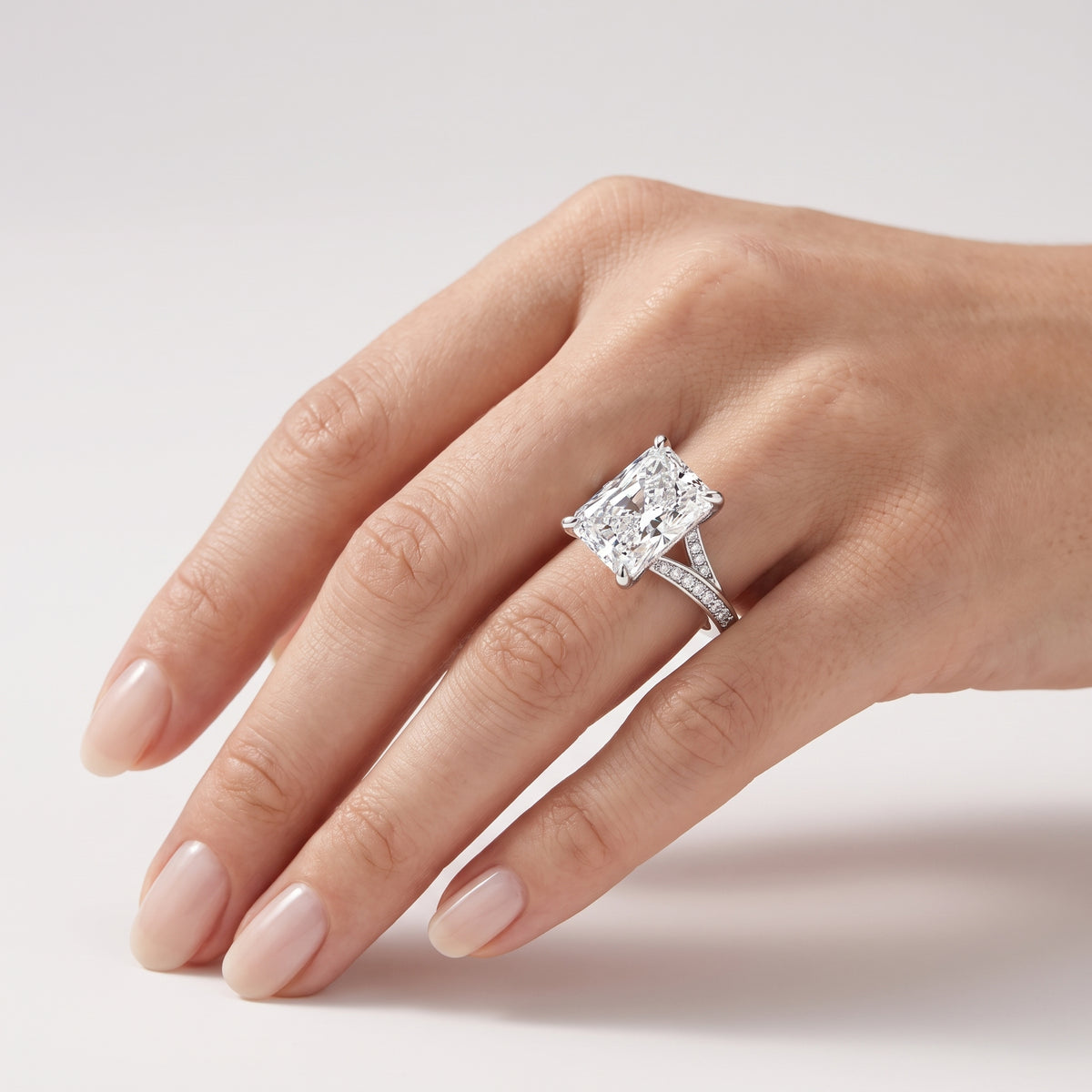 _lifestyle_image@SKU:R1027-NADT03000004W #metal_14k-white-gold+origin_lab-grown+quality_ef-vs2+