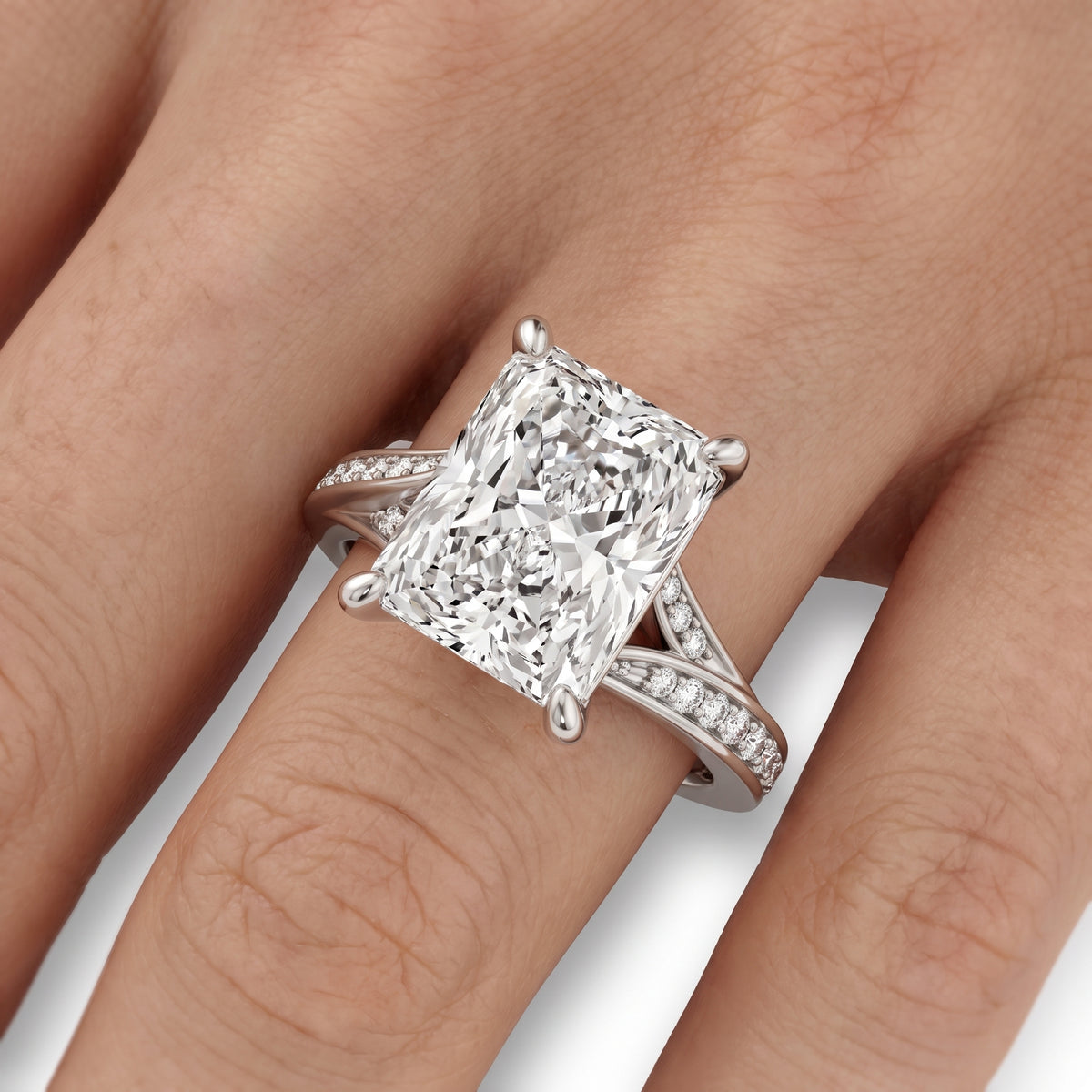 _lifestyle_image@SKU:R1027-NADT0300000PL #metal_platinum+origin_lab-grown+quality_ef-vs2+