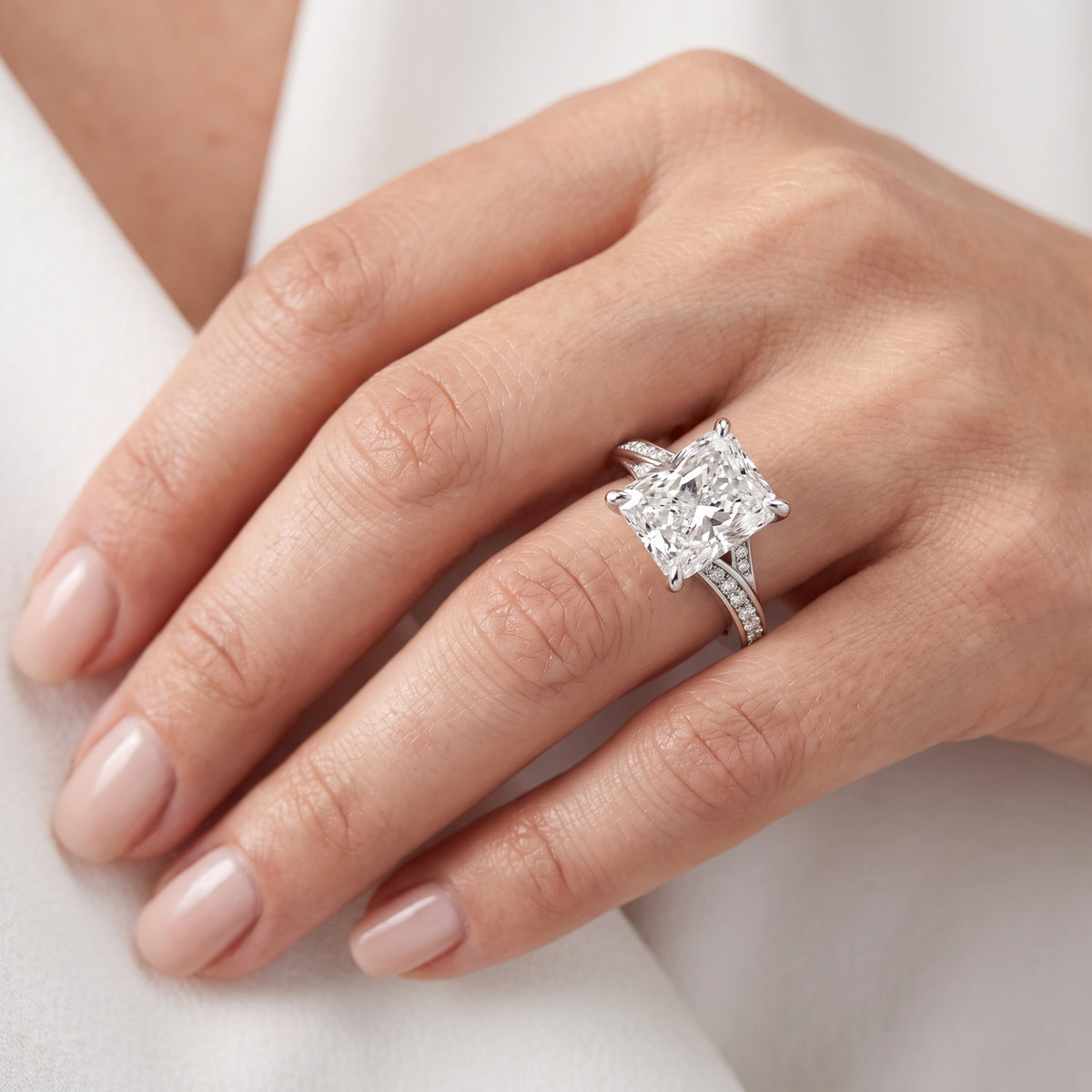 _lifestyle_image@SKU:R1027-NADT04000004W #metal_14k-white-gold+origin_lab-grown+quality_ef-vs2+