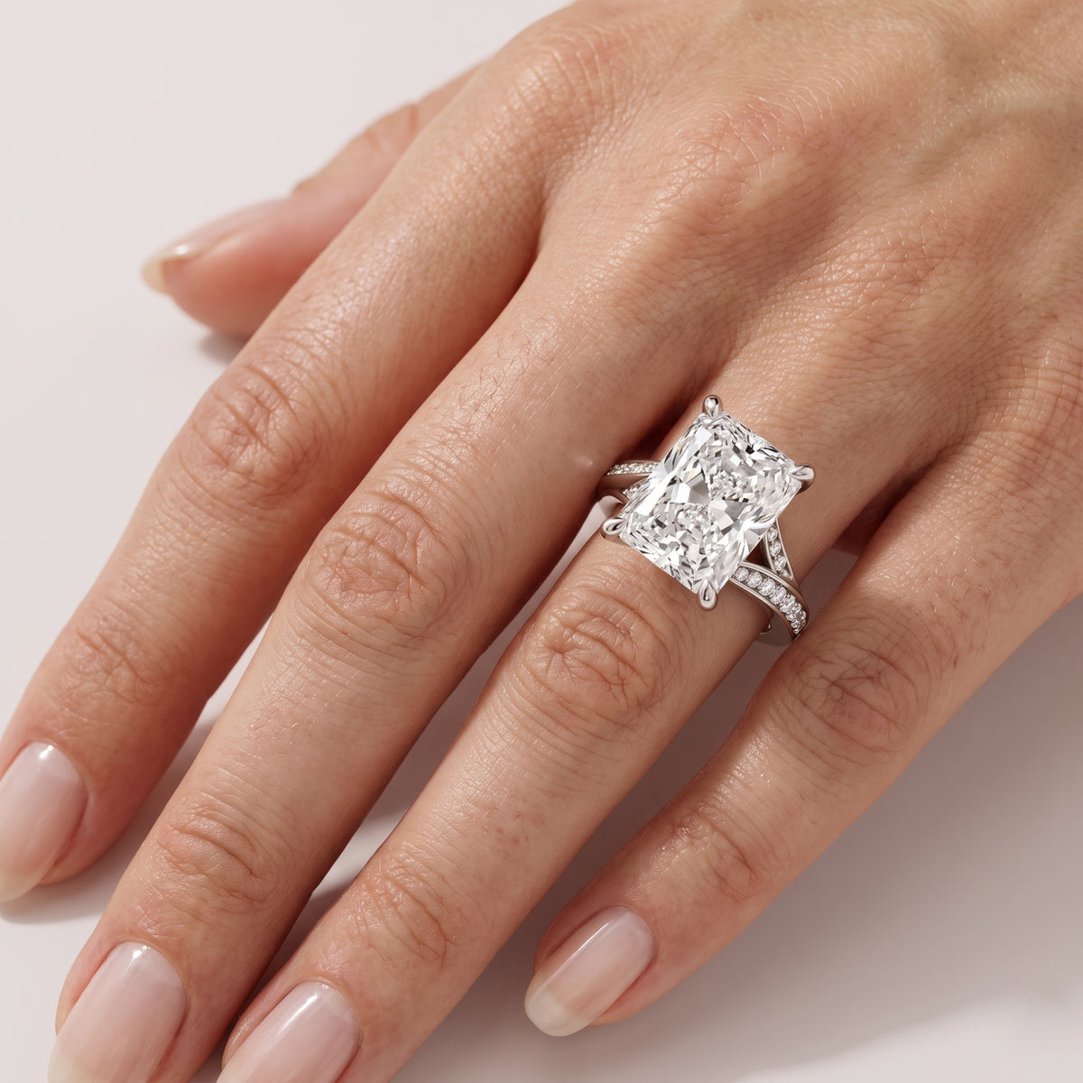 _lifestyle_image@SKU:R1027-NADT0400000PL #metal_platinum+origin_lab-grown+quality_ef-vs2+