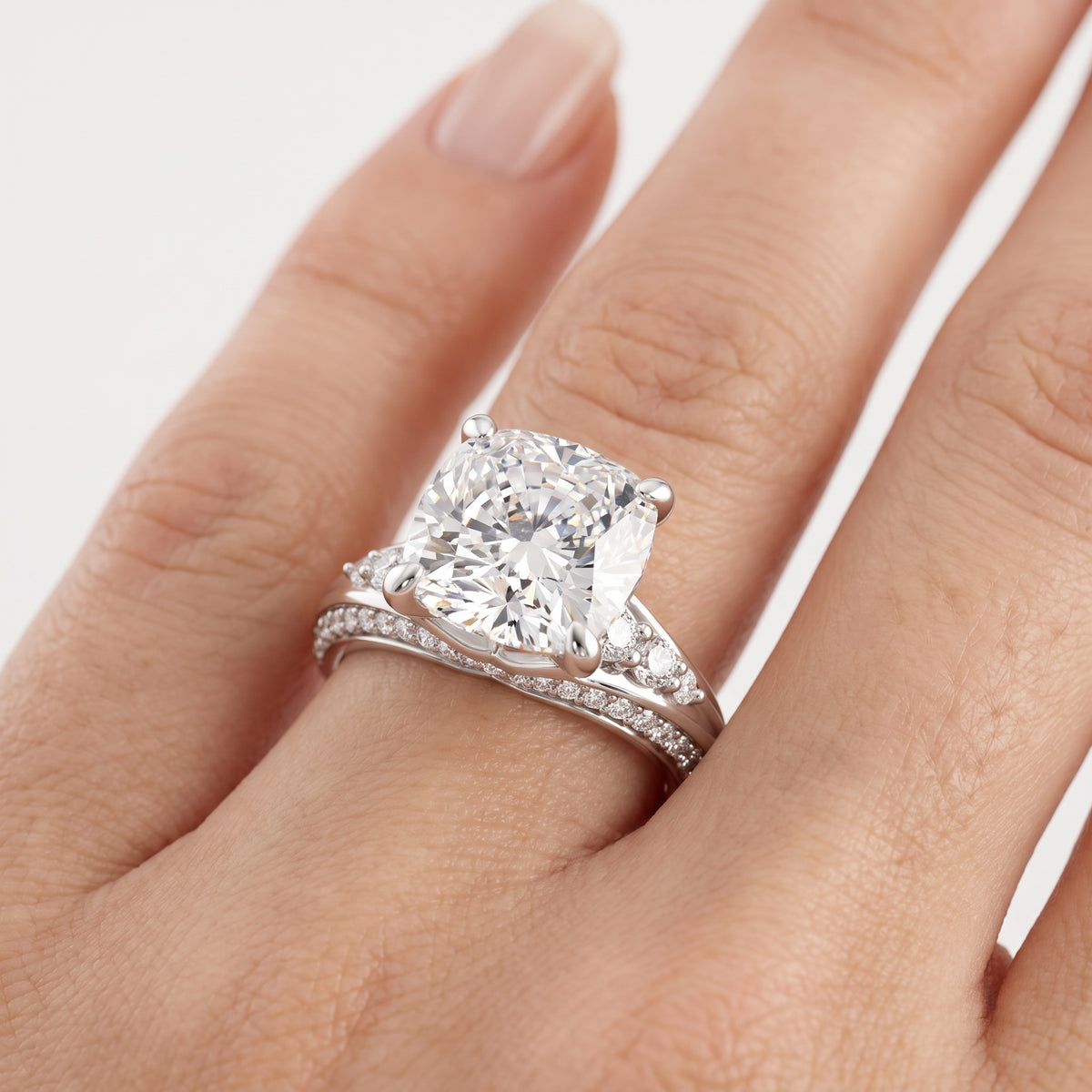 _lifestyle_image@SKU:R1086-LADC02000004W #metal_10k-white-gold+origin_lab-grown+quality_g-si