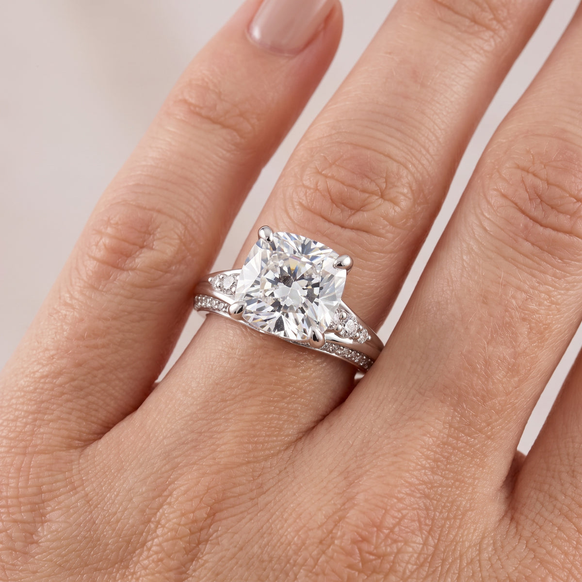 _lifestyle_image@SKU:R1086-LADC03000004W #metal_10k-white-gold+origin_lab-grown+quality_g-si