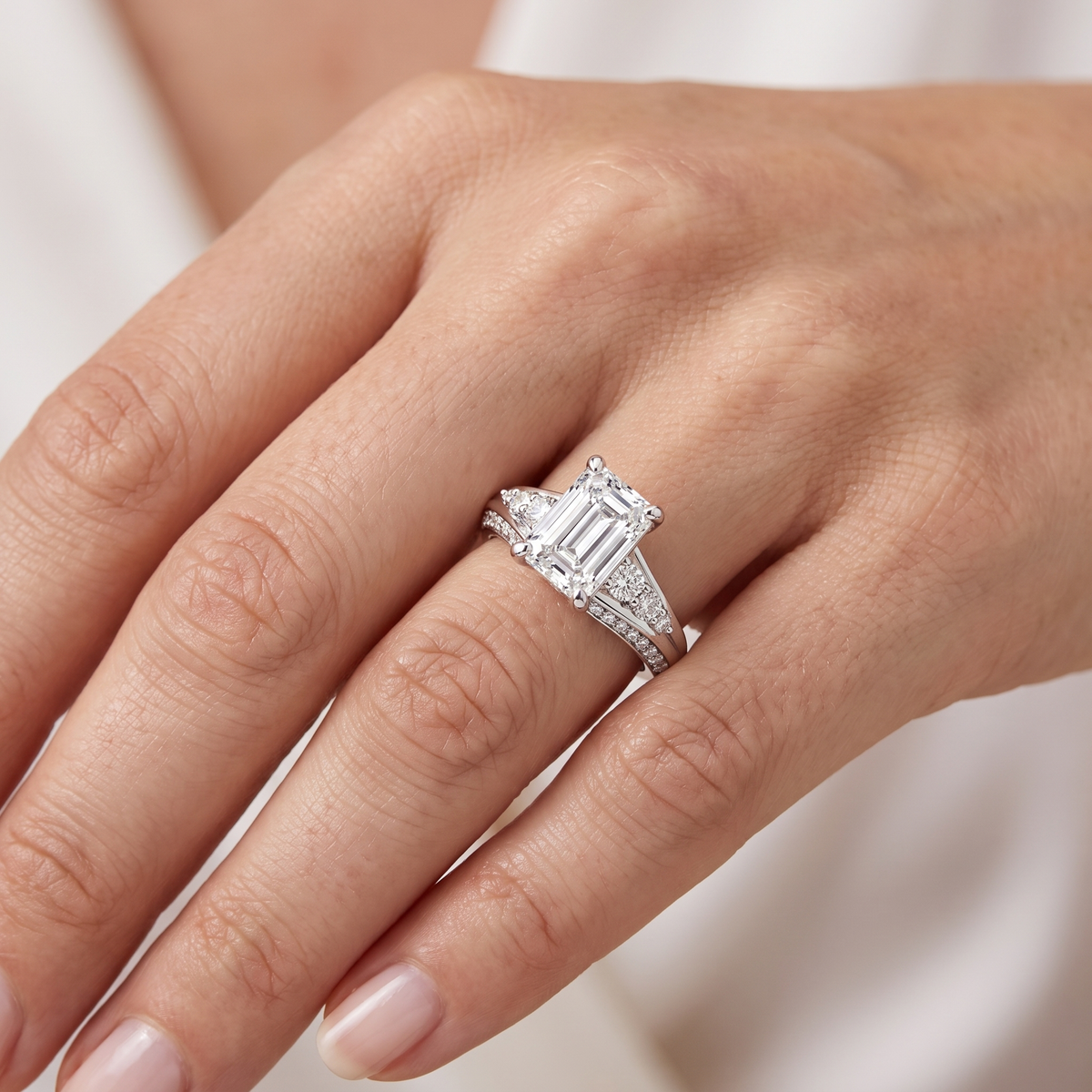 _lifestyle_image@SKU:R1086-NADE02000004W #metal_14k-white-gold+origin_lab-grown+quality_ef-vs2+