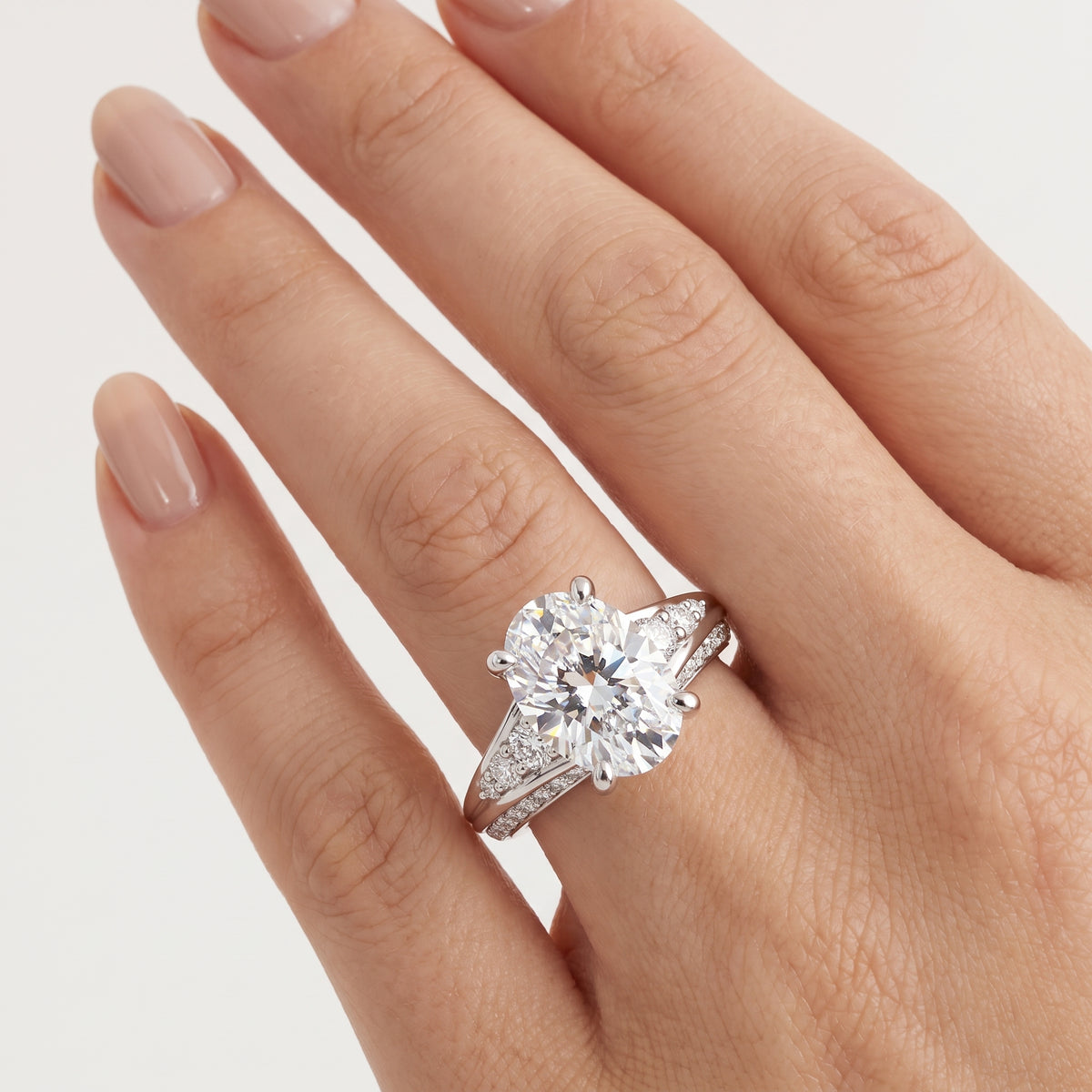 _lifestyle_image@SKU:R1086-LADO03000004W #metal_10k-white-gold+origin_lab-grown+quality_g-si