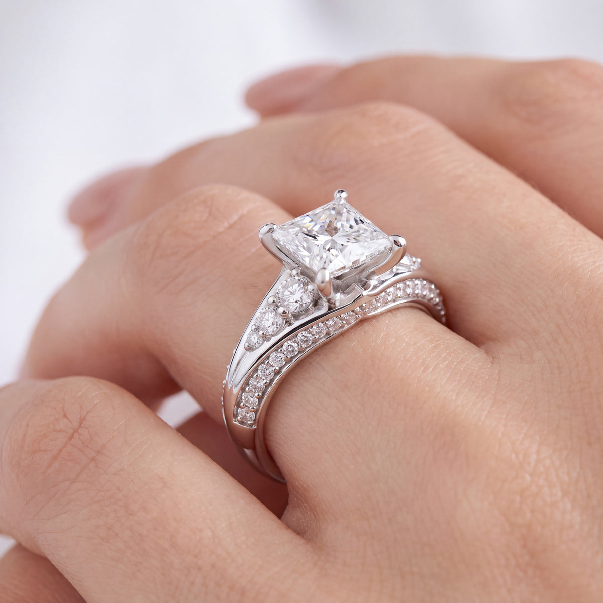 _lifestyle_image@SKU:R1086-LADP01000004W #metal_10k-white-gold+origin_lab-grown+quality_g-si